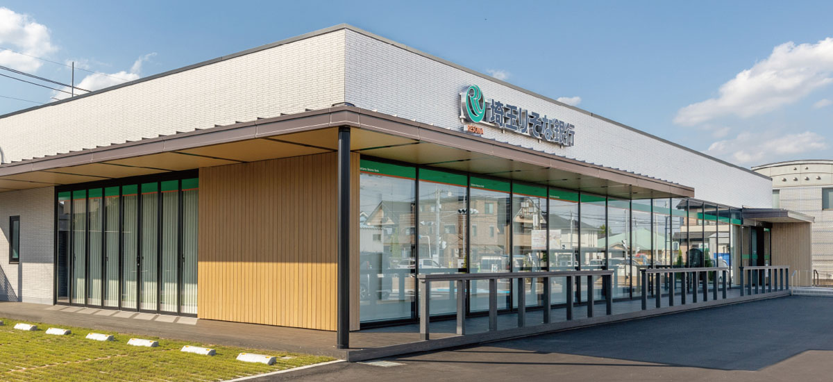 埼玉りそな銀行 木製外壁